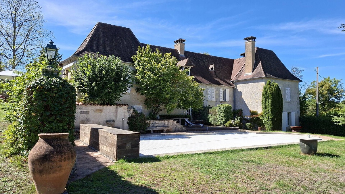 Bassillac and Auberoche House | Splendid 17th century manor house with park. Ideal for family stays.