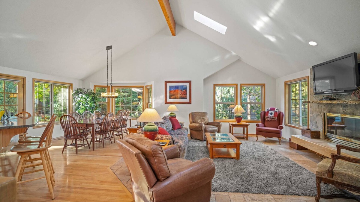 Sunriver House | Splendid Sunriver Wooded Escape, SHARC Passes, Huge Deck w/ Private Hot Tub, Bikes, Games, and More