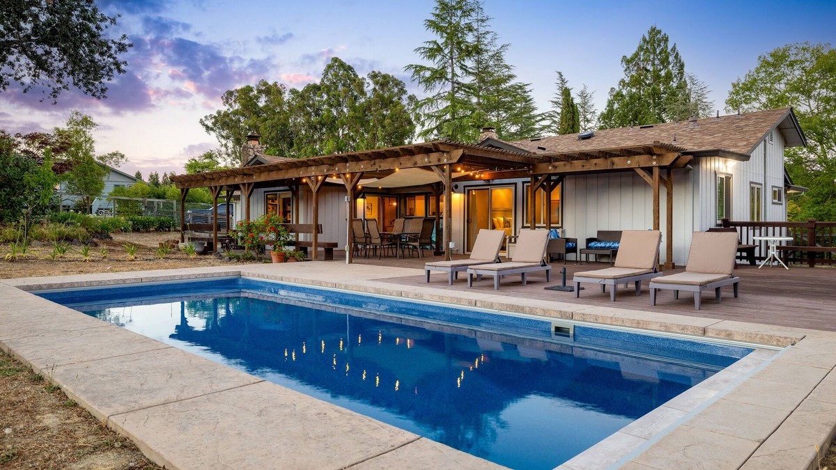 Forestville House | Splendid Wine Country Escape: Pool, AC & Near Healdsburg and Michelin Dining.