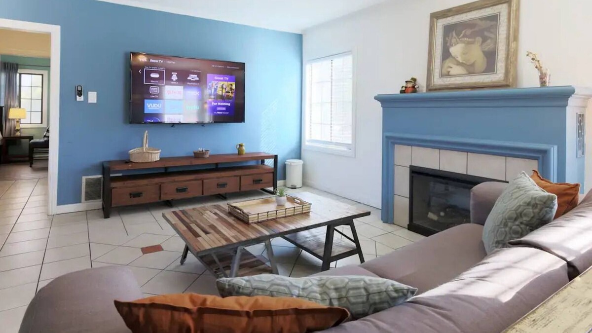 Santa Ana Apartment | Splendorous Style 2B1B Home Near Disneyland