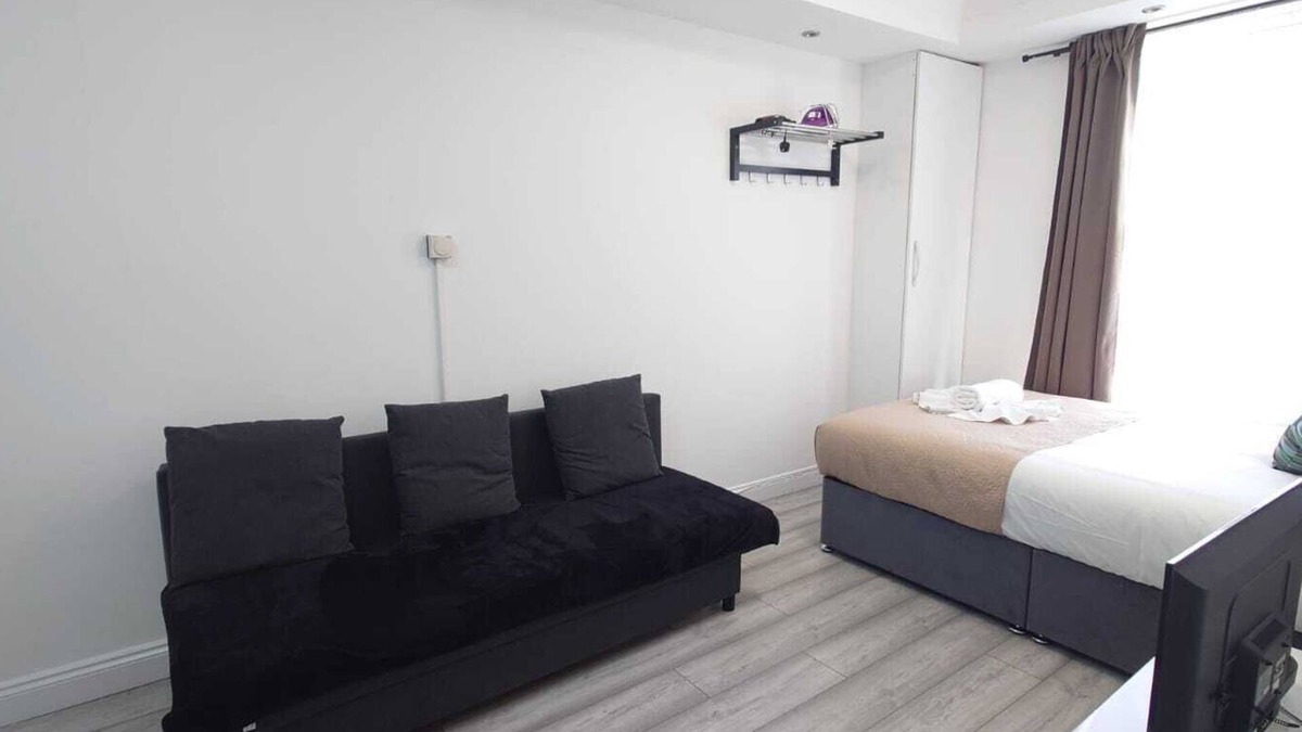 King's Cross Apartment | Split level Room with Private Bathroom & Kitchen