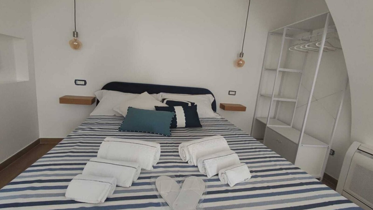 Pontone House | Spoil yourself with this charming accommodation and its elegant decor.
