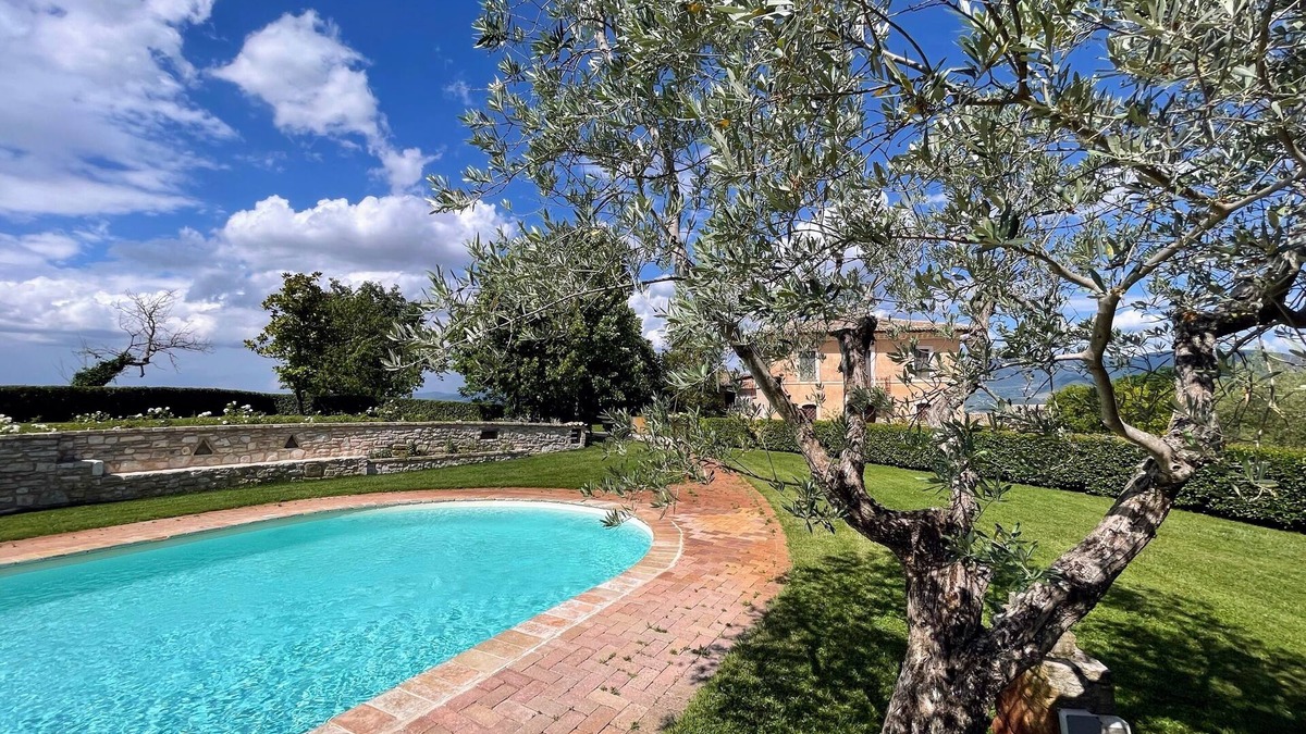 Spoleto Villa | Spoleto Tranquilita sleeps 20 with Wifi Pool Yoga Studio Gardens and Views