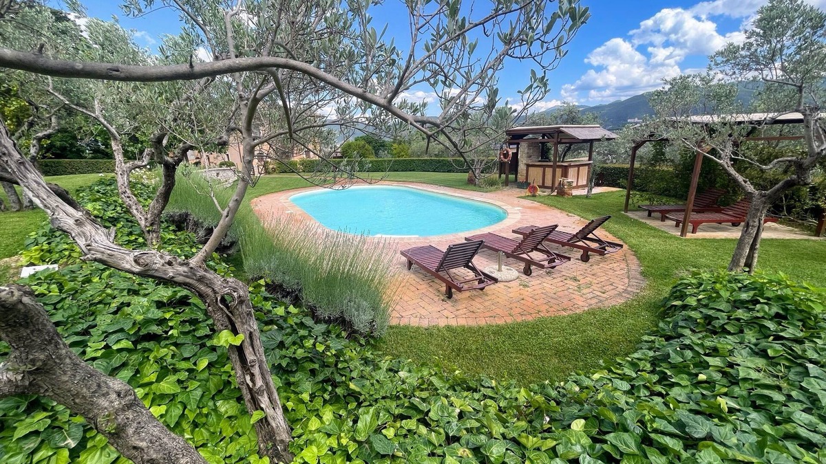 San Brizio Villa | Spoleto Tranquilita. Slps 20. Wifi. Pool. Yoga Studio. Gardens. Fantastic Views.