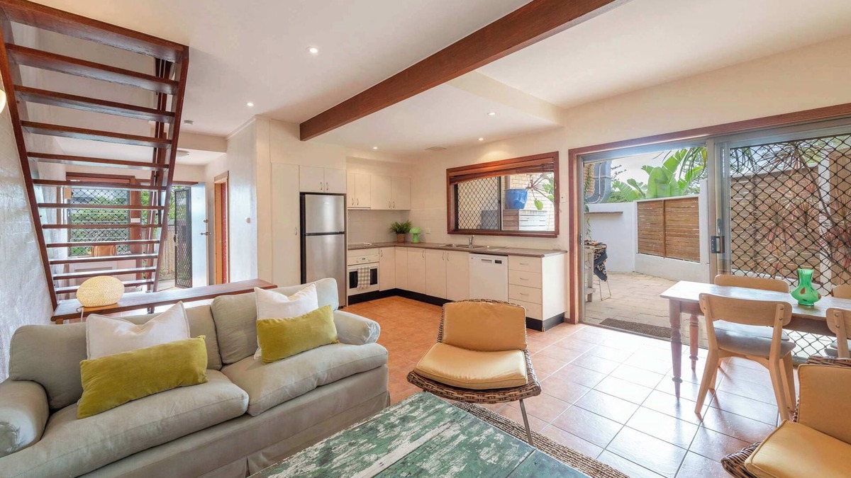 Angourie House | Spooky Beach Lodge - Oceanstays - Pet Friendly