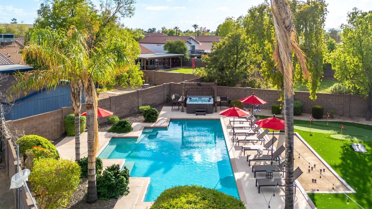 Oakhollow House | Sport Court Pool Hot Tub Pool Table Fire Pit Games