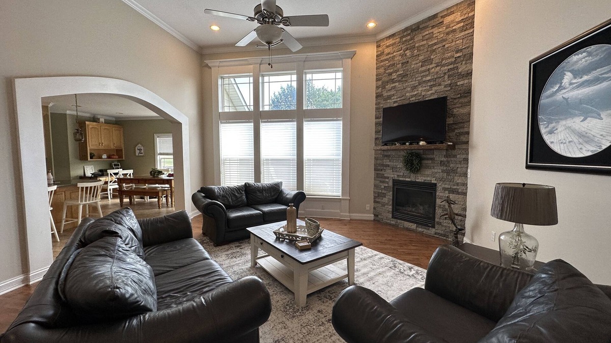 Thornbrook House | SPORTS FANS 5 Bedroom, 3 Bath, Sleeps 16! Only 12 Min From MIZZOU, Breakfast
