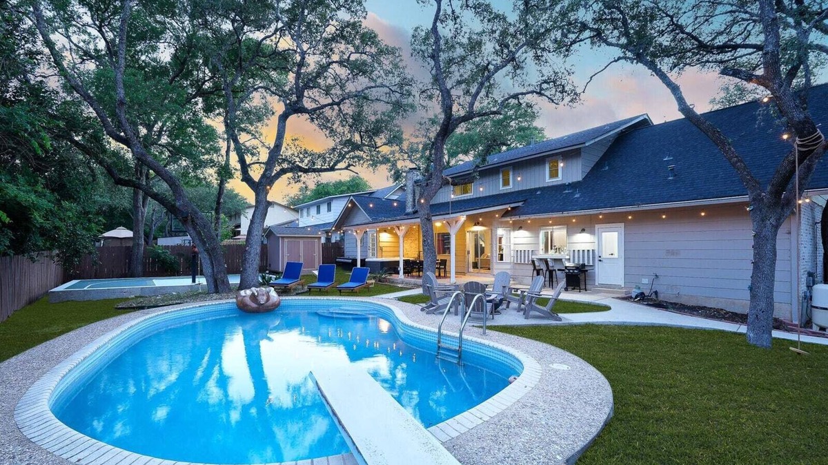 Vance Jackson House | Sportscourt & Pool! Indoor Slide~Games~ Family Fun
