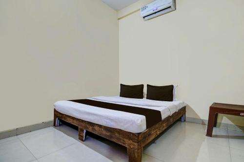 Sanwer Hotel | SPOT ON Hotel Park Bench palace