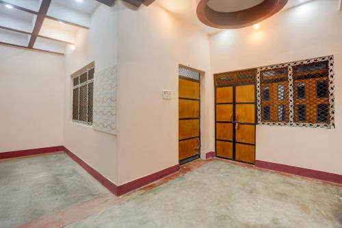 Karchana Hotel | SPOT ON Royal Hotel