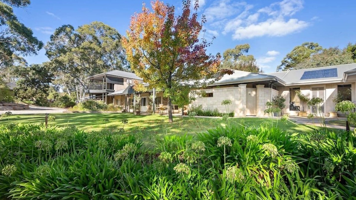 Stirling House | Sprawling 6-bedroom home on 2 acres- indoor pool - The Retreat @ Stirling