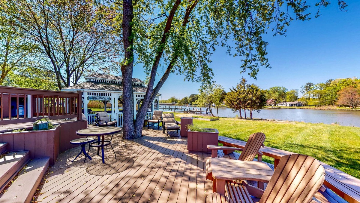 Unionville House | Sprawling Waterfront Home, Dock & In-Home Theatre