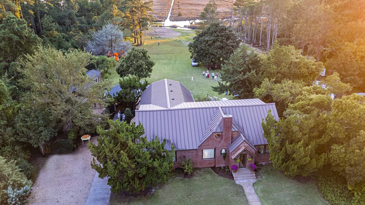 Wanchese House | Sprawling Waterfront Estate on The Outer Banks of North Carolina. Sleeps 12n