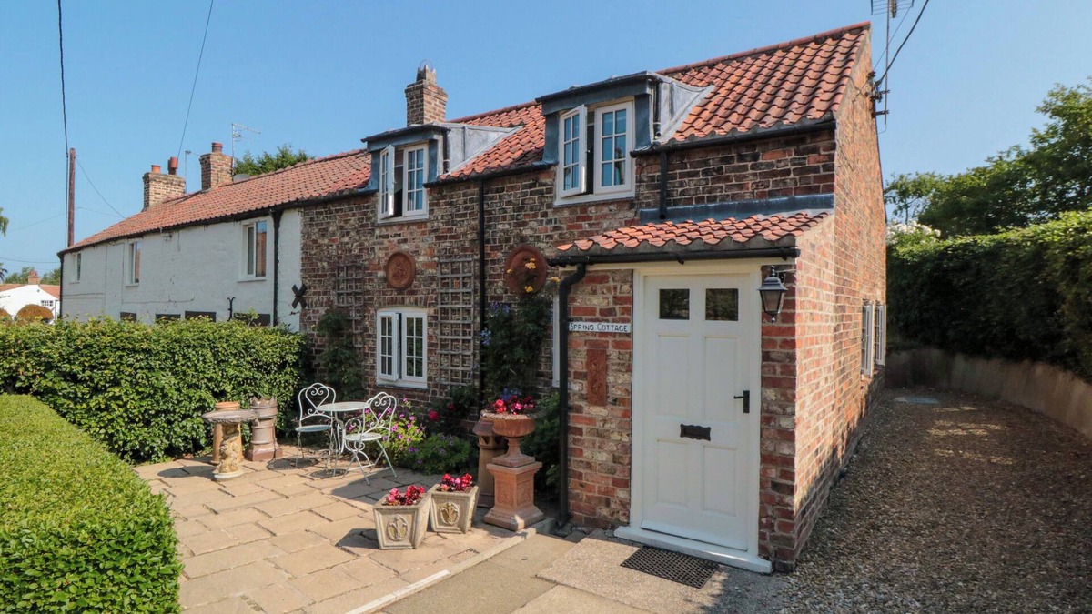 Scawton Cottage | SPRING COTTAGE, family friendly, with a garden in Husthwaite