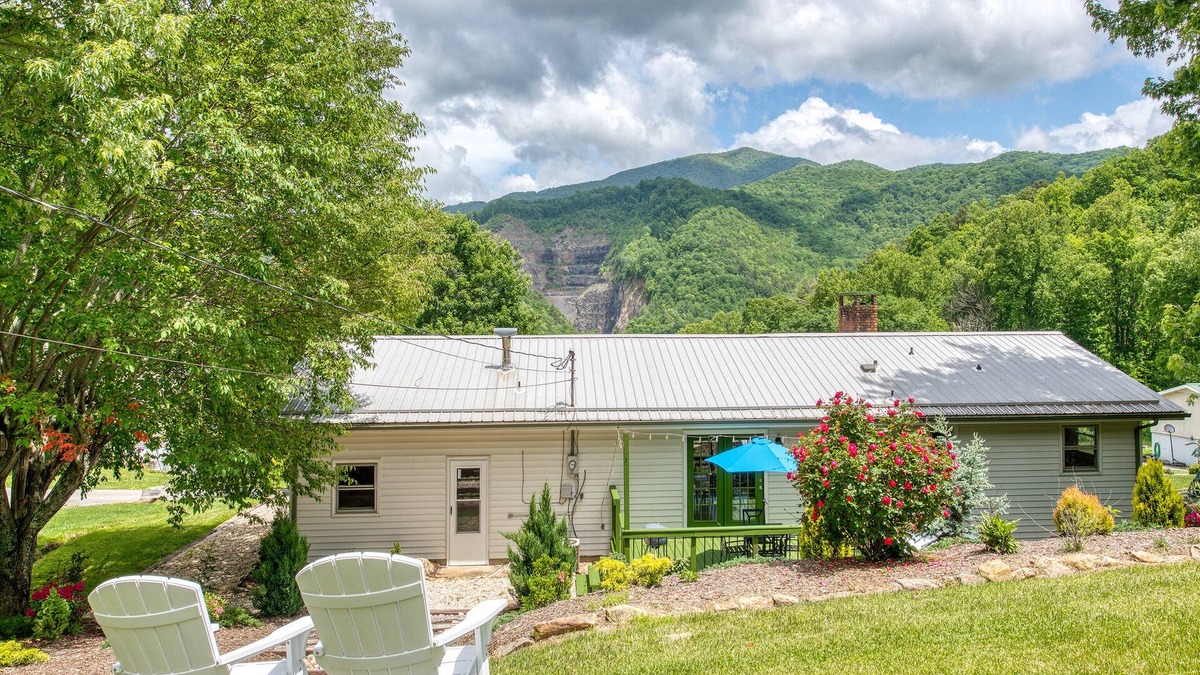 Waynesville House | Spring* Country Living w/Mountain Views, Creekside