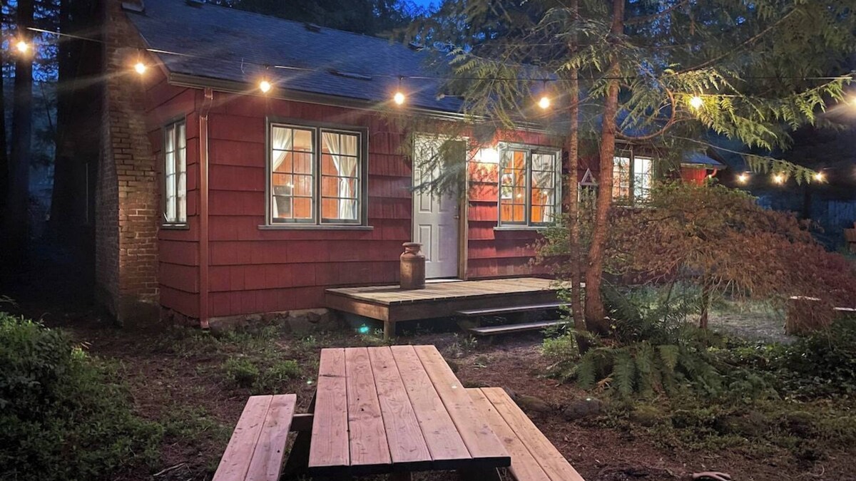 Mount Hood Village Cabin | Springbrook Cabin 2BR Retro Charm w Fireplace