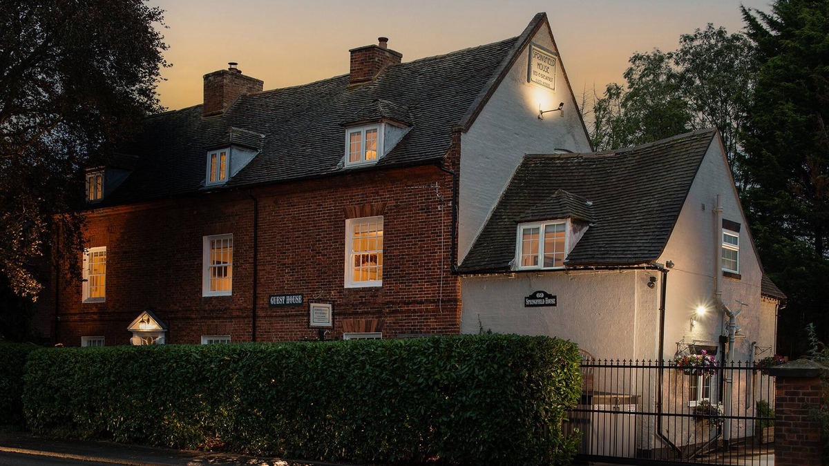 Coleshill House | Springfield House - Birmingham Airport & NEC