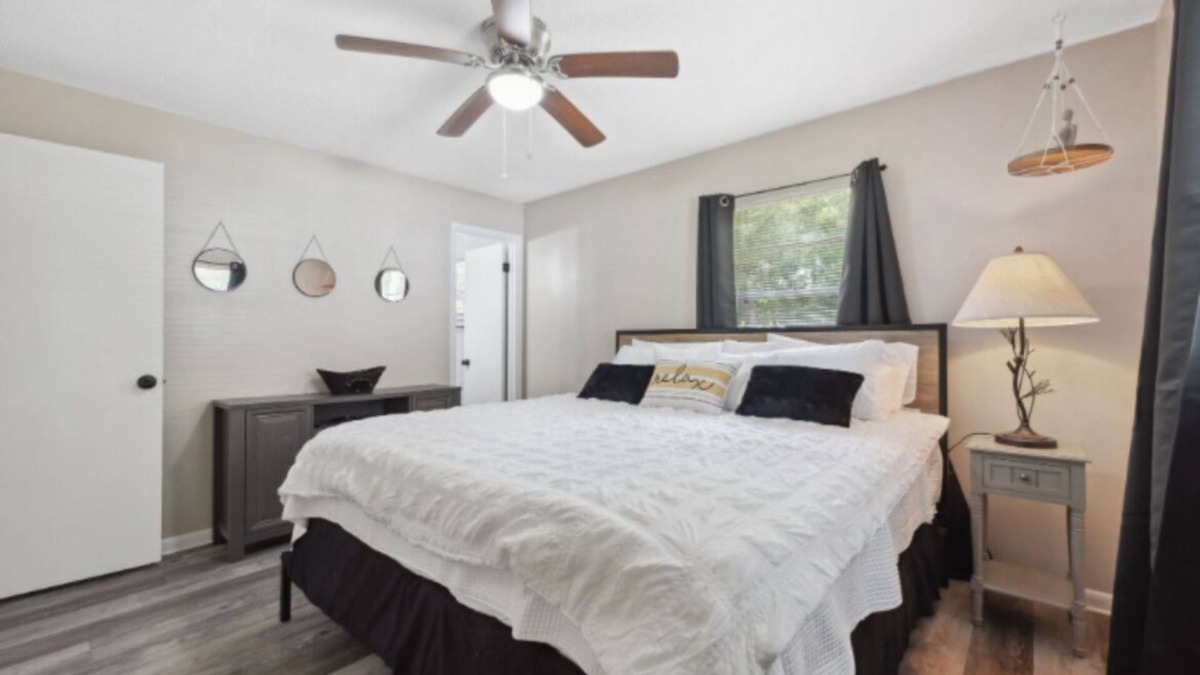 Crystal River House | Springs Adventure. Pool Table, Fire Pit, Boat parking, Kayaking, Fishing, Trails