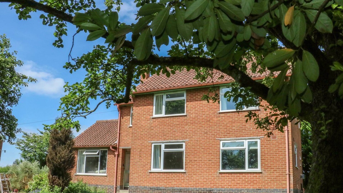 Lutterworth Cottage | SPRINGWELL COTTAGE, pet friendly, with a garden in Lutterworth