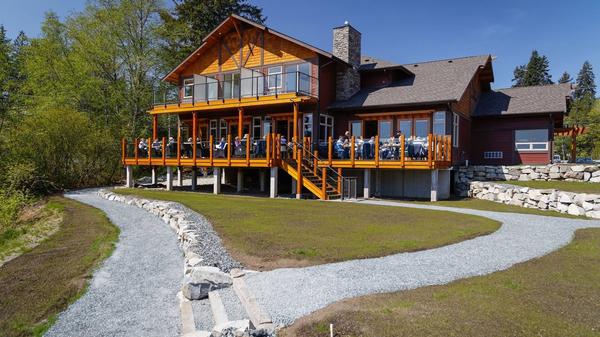 Sproat Lake Hotel | Sproat Lake Landing Resort