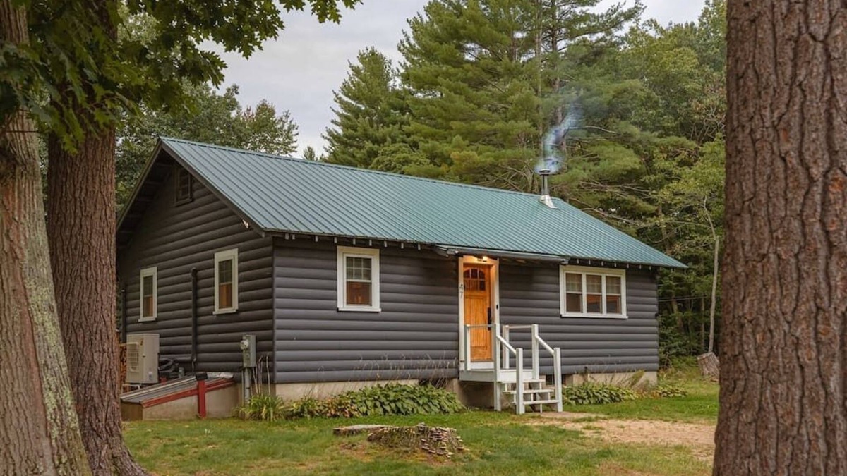 Eliot Cabin | Spruce Cove Cabin: midcentury escape by Portsmouth