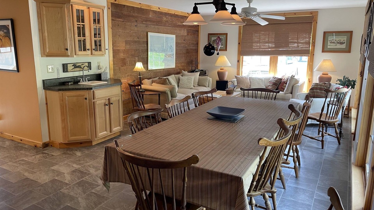 Milford House | Spruce Hill - Perfect for your team LARGE home sleeps 27, 1 mile to CDP
