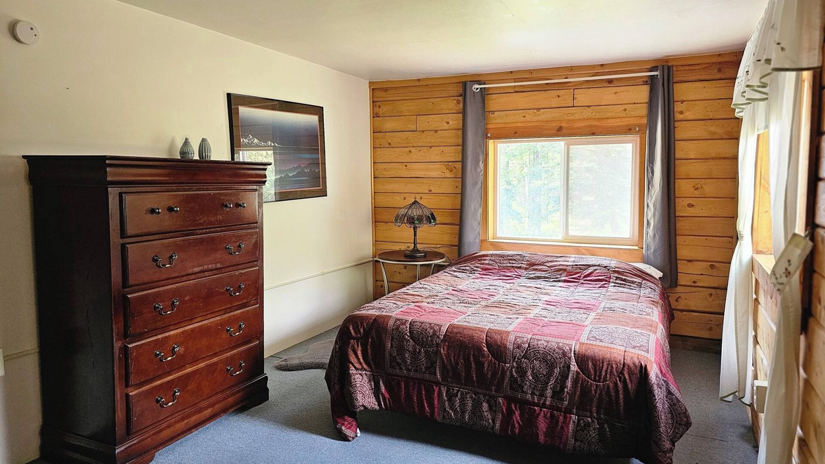 Kenny Lake Cabin | Spruce House: 8 Bedroom Family Cabin
