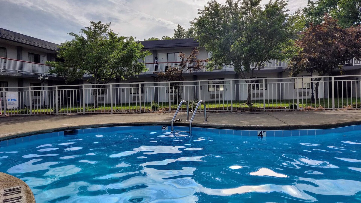 Elyria Hotel | Sprucewood Inn