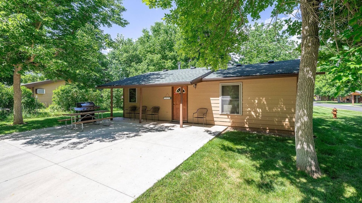 Rapid City Cabin | Squeaky Clean Cabin Thirty Minutes from Mt Rushmore - In Rapid City On Canyon Lake Thirty Minutes from Mt Rushmore