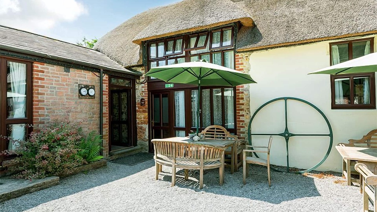 Whitchurch Canonicorum Cottage | Squirrels Barn - Thatched Dorset Cottage