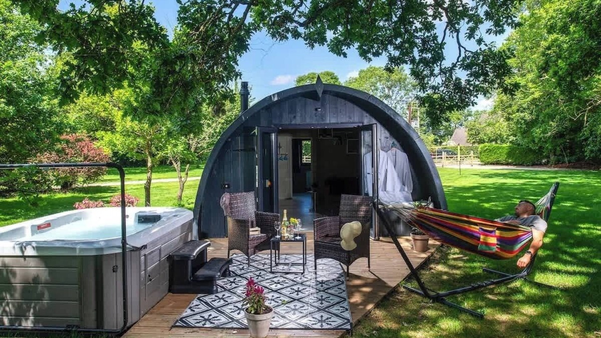 Malmesbury Cabin | Squirrels Drey | Hot Tub Stay in the Cotswolds