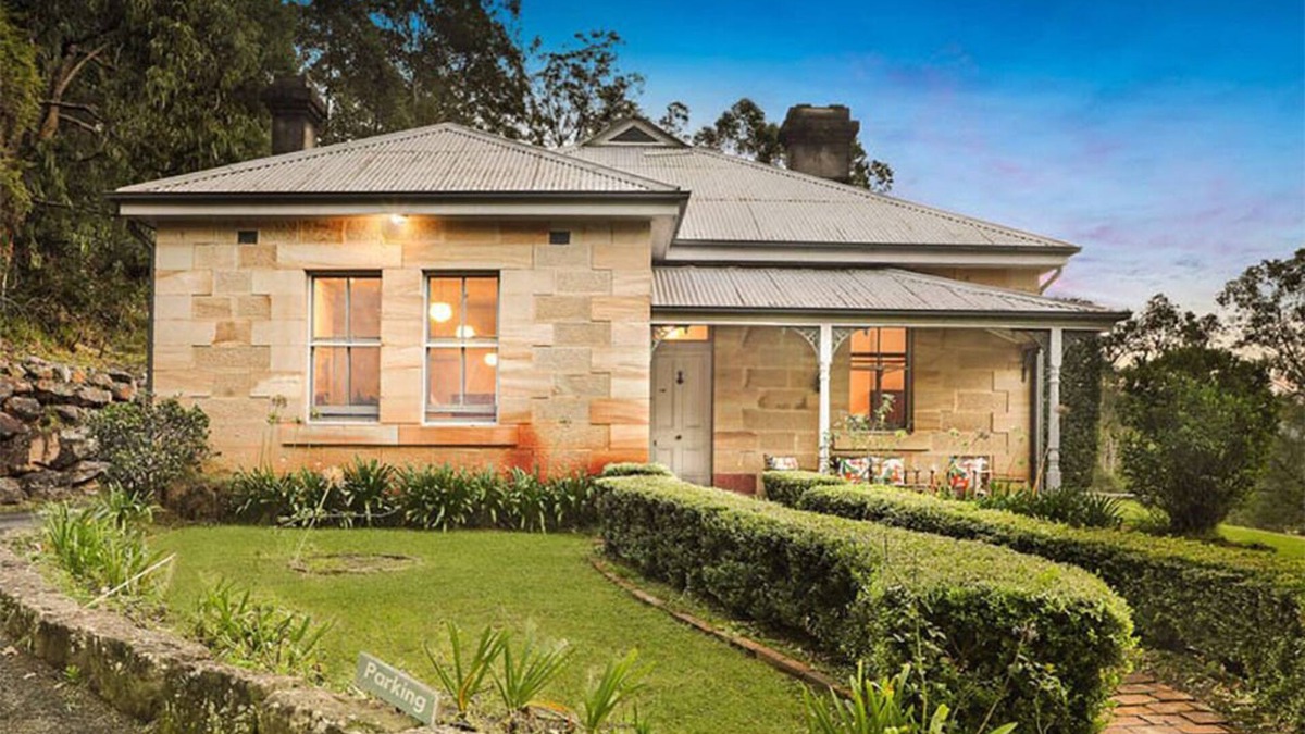 St. Albans House | St Albans Courthouse - sleeps 8 with Pool