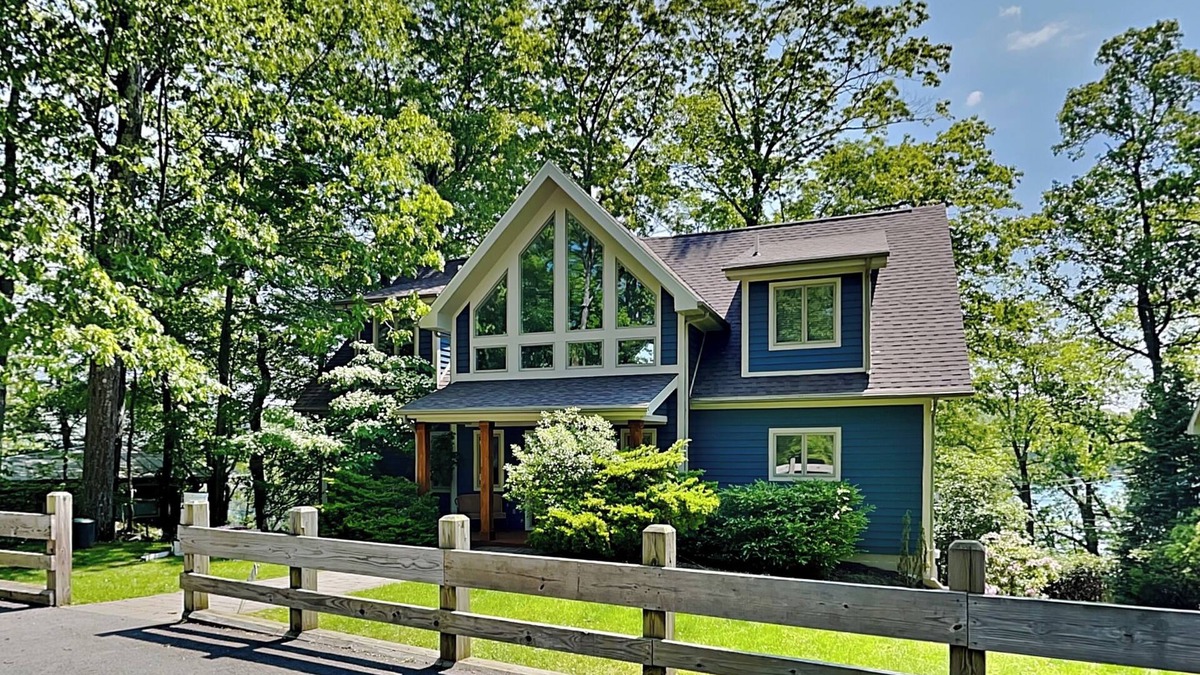 Crellin House | St. Bart's Retreat | Pet Friendly, Lakefront Home!