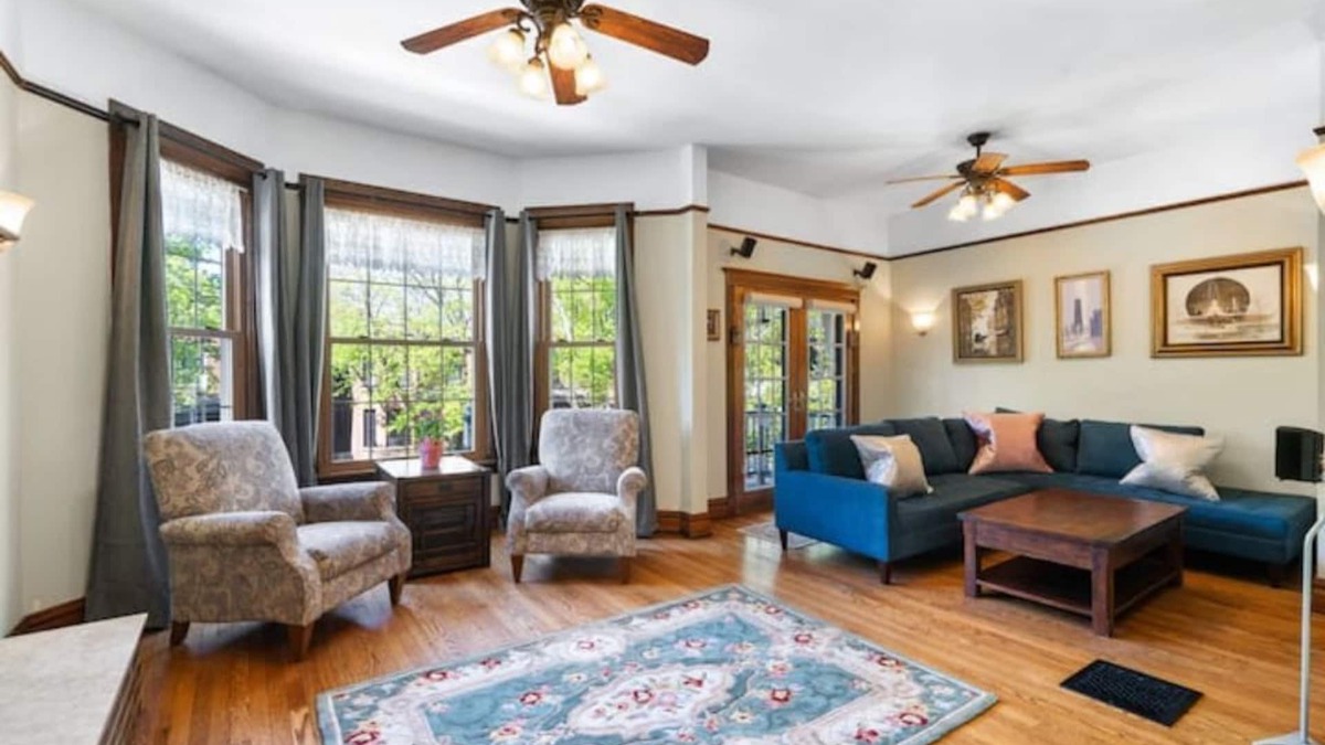 North Center Apartment | St.Bens, Jacuzzi, EV Parking! 4 beds, Walk to Wrigley Field & Brown Line!