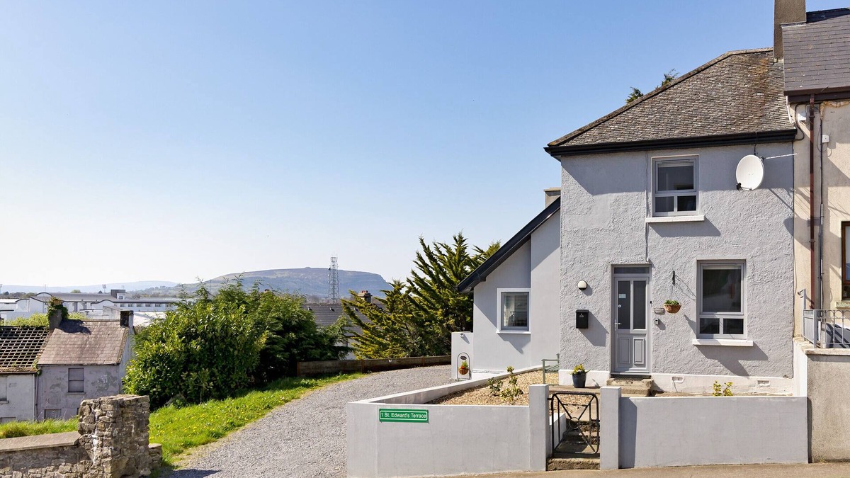 Sligo Ski Chalet | St. Edwards Hill-Downtown Style + Classic Elegance