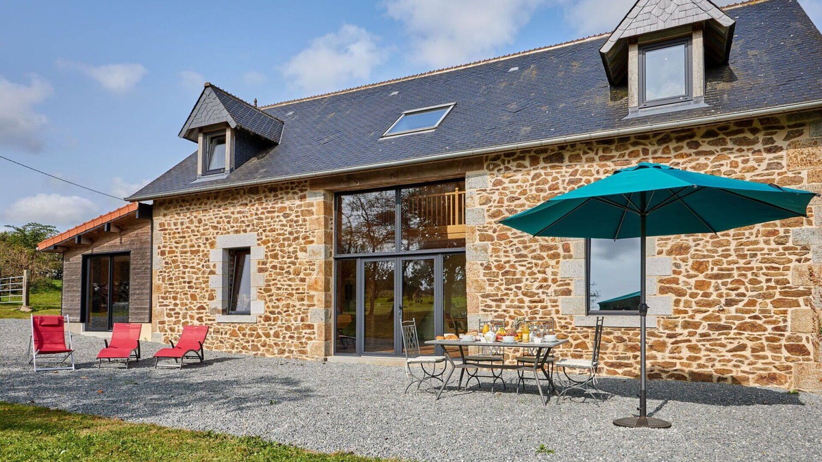 Saint-Aubin-de-Terregatte House | Stunning private villa for 6 people with WIFI, TV, terrace and pets allowed