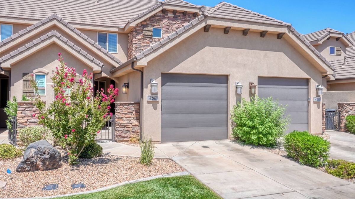 Washington House | St George, near Zion, 2 king bedrooms, 2 pools/hot tubs, playground, pond 4 BD