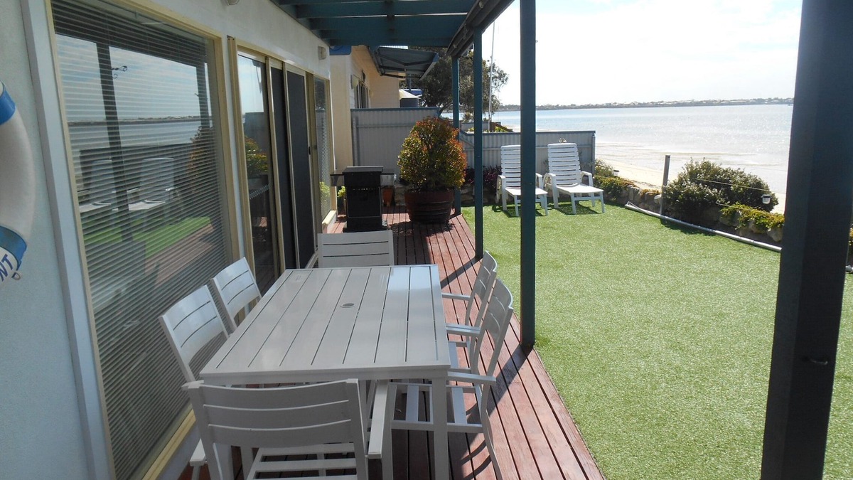 Melville House | St Helen's-Absolute Beach Front, Beach at Door Step, Winter Off Peak Special!