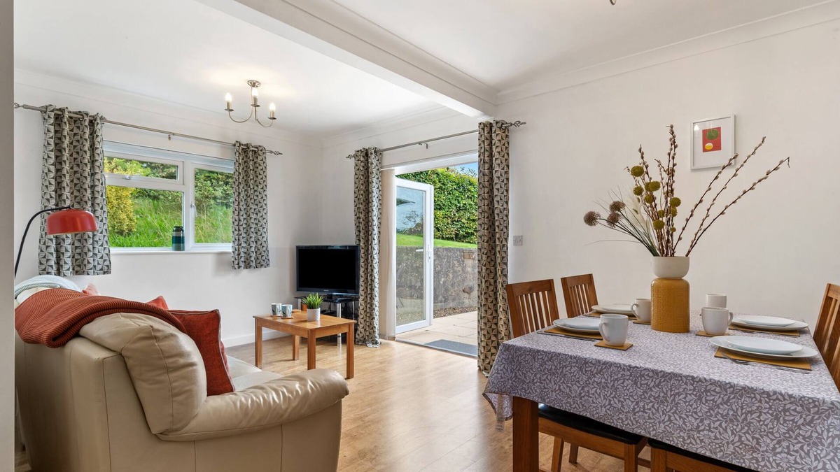 Wiseman's Bridge Apartment | St Helens Apartment 2 - Short Walk to Beach