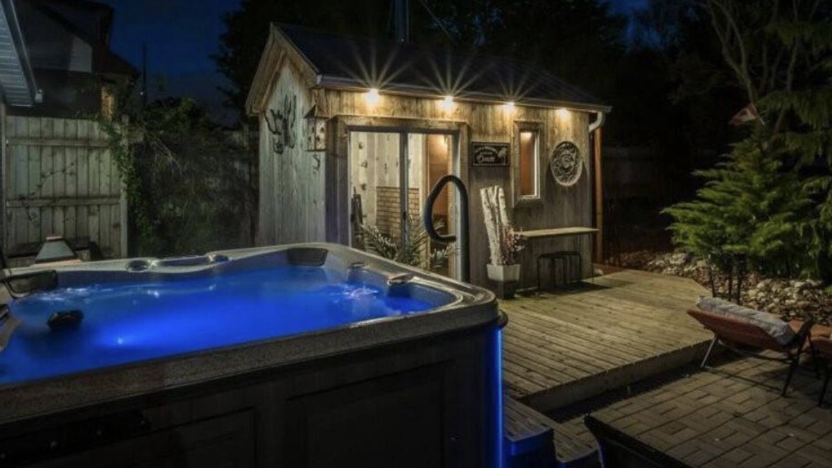 Saint Jacobs Apartment | St. Jacobs Oasis Retreat w Outdoor Sauna & Hot tub! Perfect Couples Getaway!