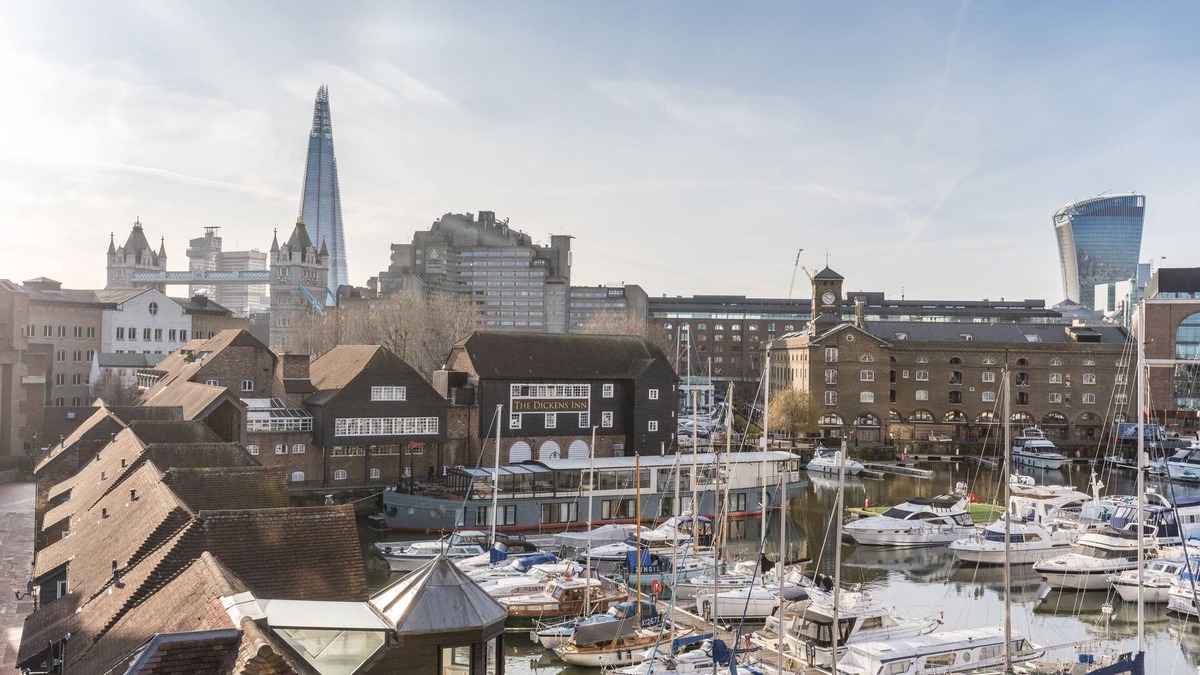 Tower Hill Apartment | St Katharine Docks | By Tower Bridge | Modern & Bright