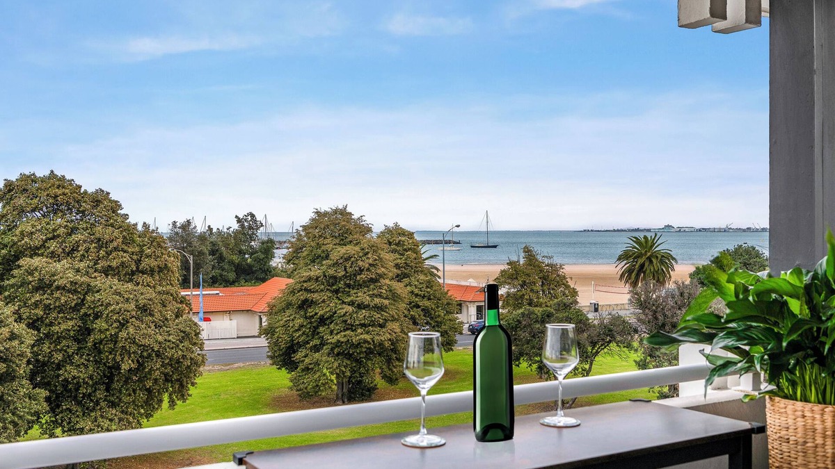 St Kilda West Apartment | St Kilda West Beachside Bliss Executive Apartment. Amazing water views.
