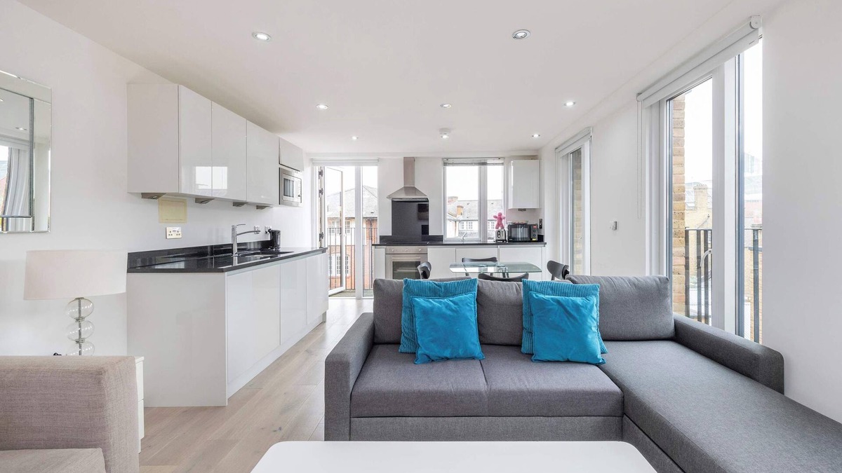 Euston Apartment | St. Pancras Skyline - by Frankie