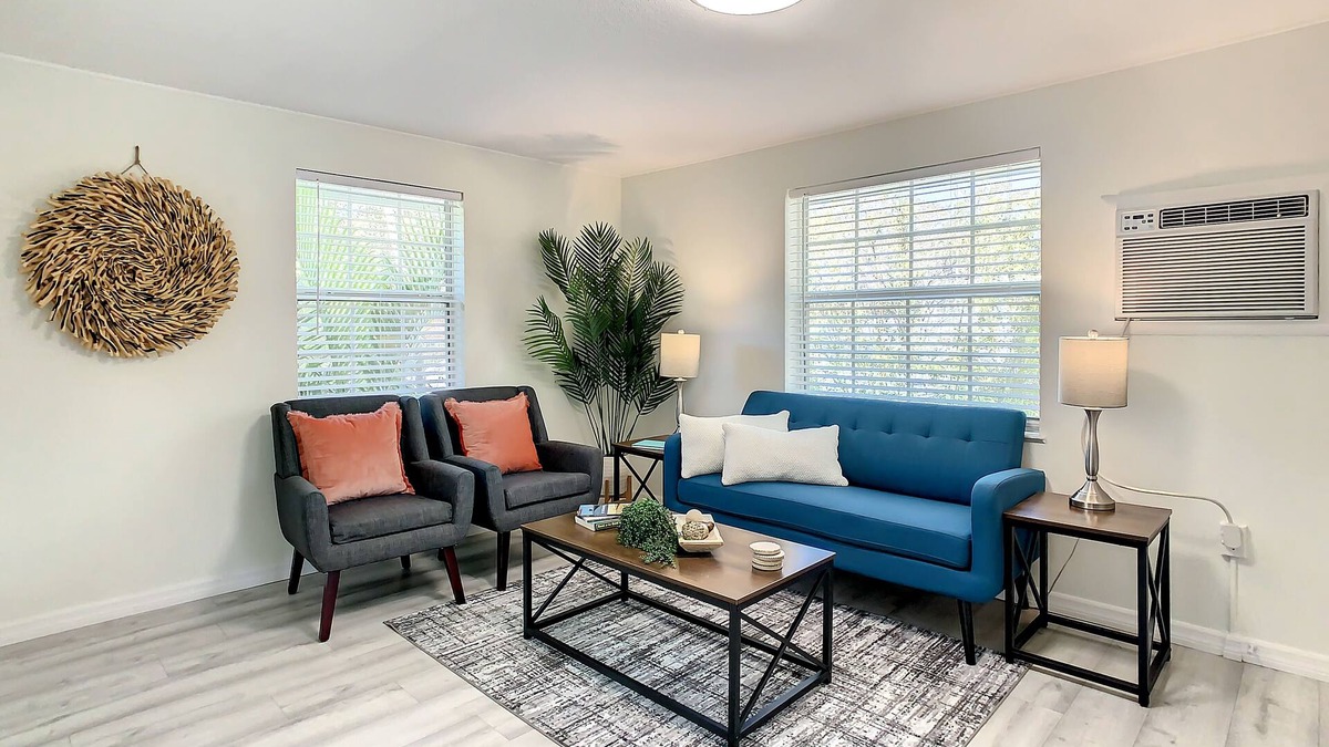 Historic Uptown Apartment | St Pete Charm! 2bd/1ba walk downtown Sunny 2nd Flr