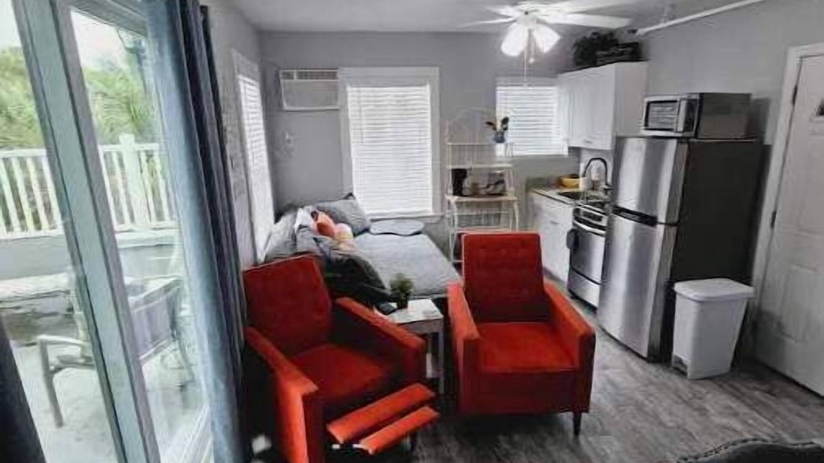 Historic Old Northeast Apartment | St Pete Studio 3 minutes to Pier!