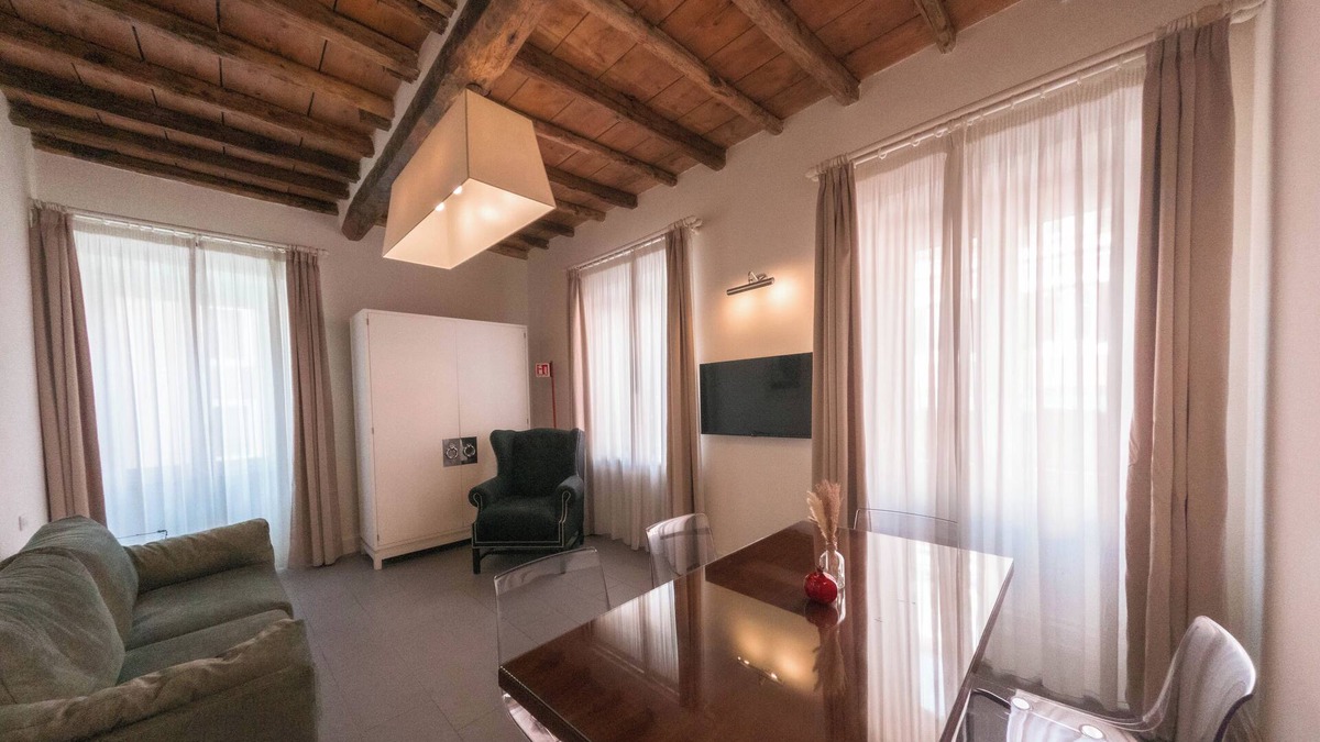Rione XIV Borgo Apartment | St. Peter Colonnade view (MAS-3)