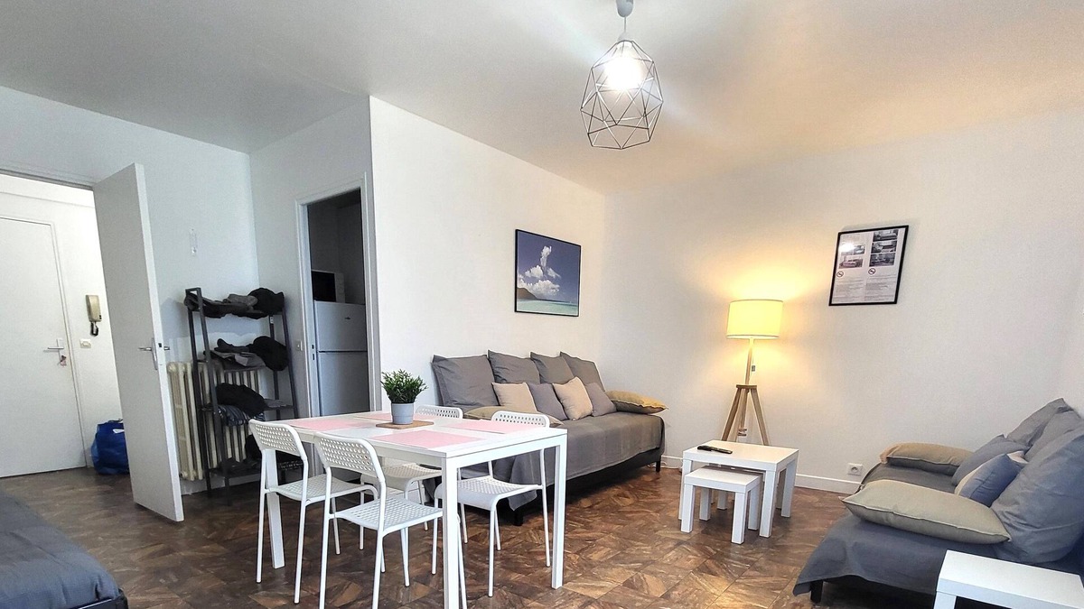 Trappes Apartment | St-Quentin-en-Yvelines: Large studio with parking space
