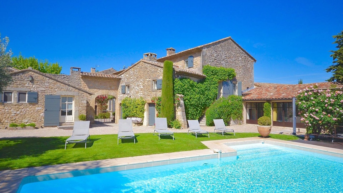 Robion House | St Roch: Luxury farmhouse from the 18th century with heated pool