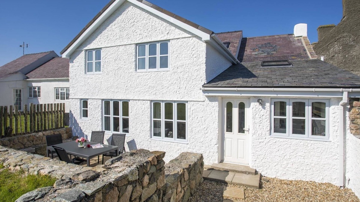 Llanfaethlu Cottage | STABL BACH, pet friendly, character holiday cottage in Llanfaethlu