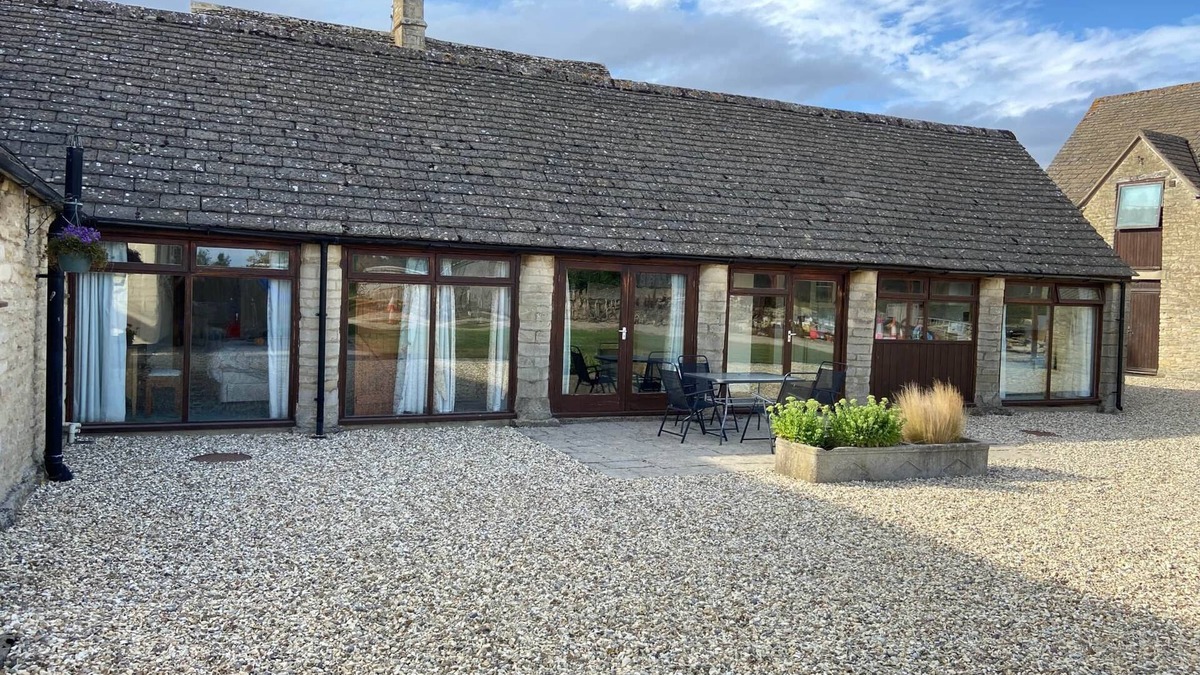 Cirencester House | Stable Cottage, Old Mill Farm, Cotswold Water Park